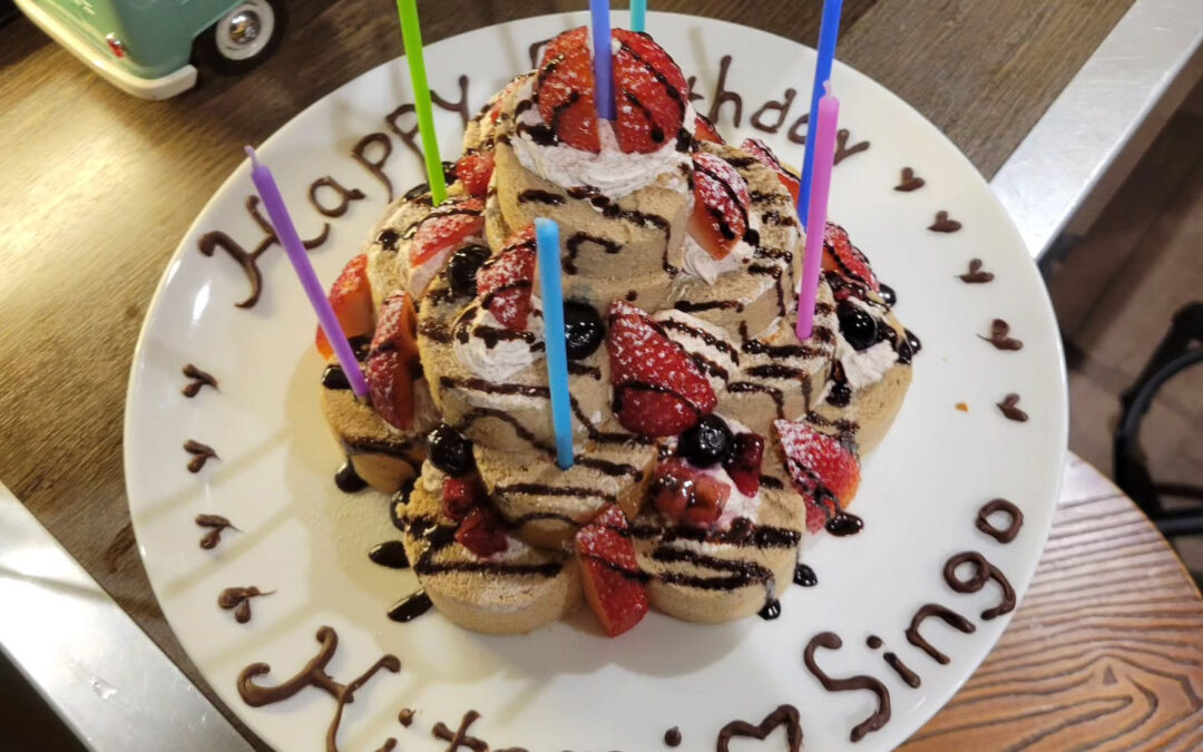 お隣のやっちゃんの店主さんのお誕生日に